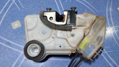 Замок двери передней правой G8 TOYOTA Hilux 69030-02600