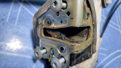 Замок двери передней левой L G8 TOYOTA Hilux 69040-02450