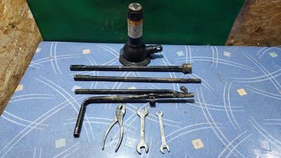 Домкрат в комплекте с ключом запасного колеса G8 TOYOTA Hilux 09111-0K161