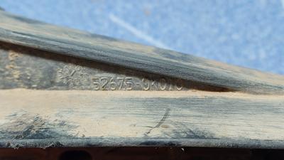 Кронштейн абсорбера правый R G8 TOYOTA Hilux 52675-0K010