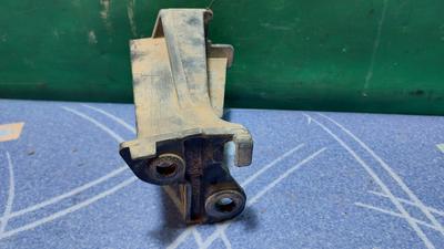 Кронштейн абсорбера правый R G8 TOYOTA Hilux 52675-0K010