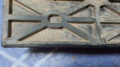 Кронштейн абсорбера правый R G8 TOYOTA Hilux 52675-0K010