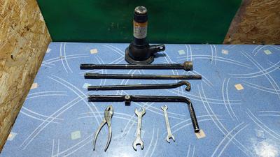 Домкрат в комплекте с ключом запасного колеса G8 TOYOTA Hilux 09111-0K161