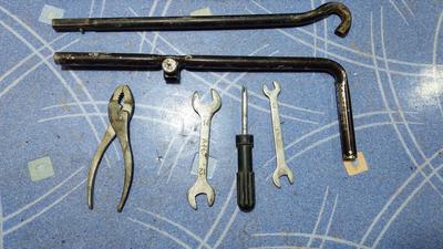 Домкрат в комплекте с ключом запасного колеса G8 TOYOTA Hilux 09111-0K161