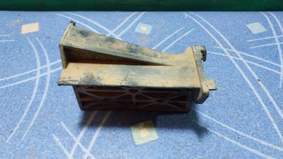 Кронштейн абсорбера правый R G8 TOYOTA Hilux 52675-0K010