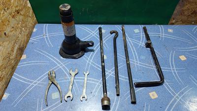 Домкрат в комплекте с ключом запасного колеса G8 TOYOTA Hilux 09111-0K161